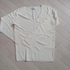 AZUL クリーム色 Vネックニット 長袖