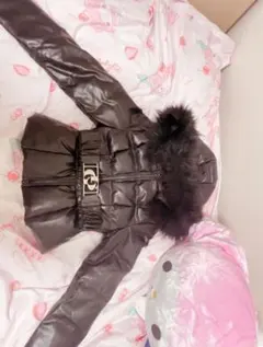 黒いフード付きダウンジャケット