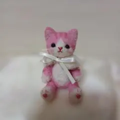 羊毛フェルト 木苺の森工房【おめかし仔猫のブローチ】 - メルカリ