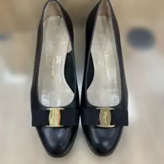 訳アリ Salvatore Ferragamo ヴァラリボン パンプス 7.5Cのサムネイル