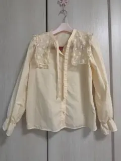 レース付きクリーム色長袖シャツ