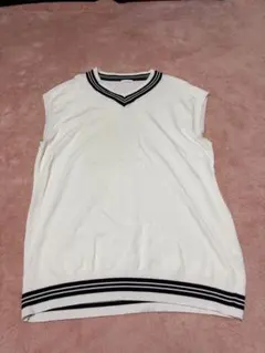 GU ホワイト Vネック ニットベスト