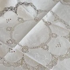 リネンテーブルクロス　白糸刺繍　ドロンワークお花の刺繍　クロシェレース