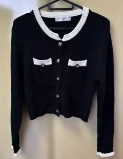 黒の長袖カーディガン ホワイトトリム付き