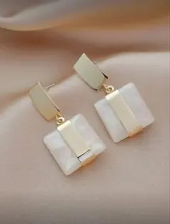 スクエア型ピアス ゴールド