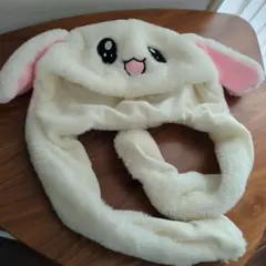 ウサギ耳付き帽子 ハート足を押すと中に入った空気で耳が上がります（左右どちらも）