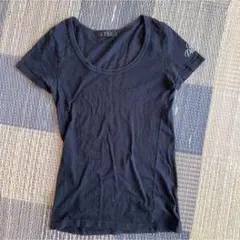 黒のクルーネックTシャツ