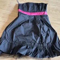 黒とピンクのパーティードレス