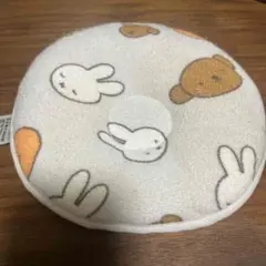ウサギとクマの円形ピロー