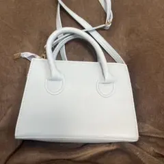 ホワイト ハンドバッグ ショルダーストラップ付きのサムネイル