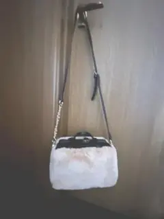 フェイクファーとレザーのショルダーバッグ