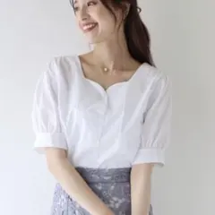 BLUEEAST ハートネックブラウス　上品　白のサムネイル