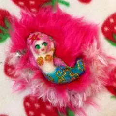 受注制作／お茶目マーメイドのビビットピンクファーブローチ①