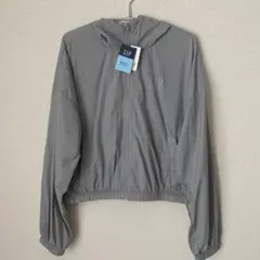 【新品】GAP UVカット&撥水加工フード付きウィンドブレーカー グレーのサムネイル