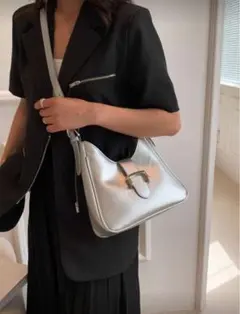 【美品】ZOZOTOWN シルバーバッグ　韓国ファッション　ショルダーバック