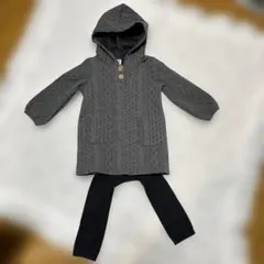 暖かそうなフード付き上着とレギンス