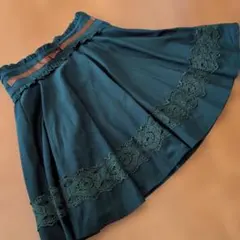 アクシーズファム　ダークグリーン フレアスカート レース装飾