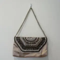 ビーズ装飾のベージュクラッチバッグ