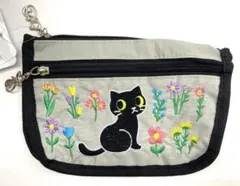 【新品未使用】黒猫 刺繍 ポーチ 2ポケット 収納2か所 猫チャーム付 グレー