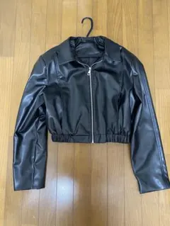 黒 クロップドジャケット 合成皮革　ショート丈