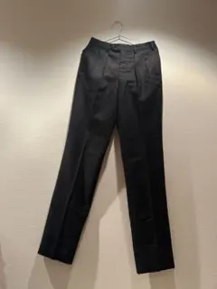 ダークグレーのプリーツ付きスラックス