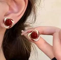 【新品／送料込】赤×ゴールドのフラワーモチーフピアス