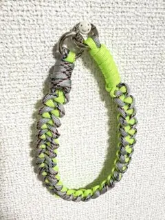 「パラコード スマホストラップ ハンドメイド カラビナ付き」グレー×ネオン
