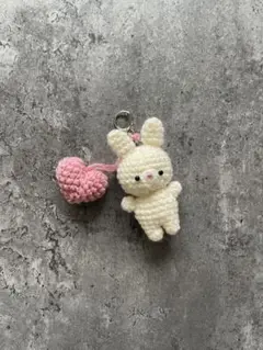 クリーム色のうさぎとピンクのハートのあみぐるみキーホルダー