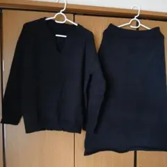 黒のVネックセーターとスカートセットアップ