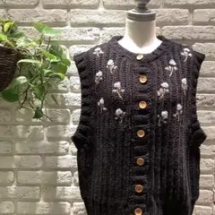 ツハルバイサマンサモスモス　刺繍ローズ柄ニットベスト　ブラック　横浜限定のサムネイル