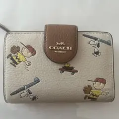 田*典様 新品未使用品☆COACH スヌーピー 二つ折り財布 セール中 コーチピーナッツ スヌーピーコラボ二つ折り財布 COACH