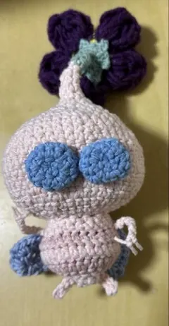 ピンクのあみぐるみ 羽 紫の花付き 約15cm