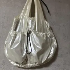 美品 and mikka 光沢素材 ドローストリング ショルダーバッグのサムネイル