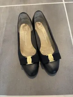 Salvatore Ferragamo ヴァラ パンプス 黒のサムネイル