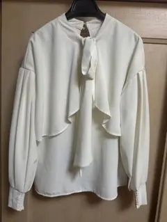 ボウタイ付きケープブラウス