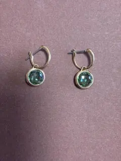 Swarovski クリスタルドロップ 緑色ストーン フープピアス