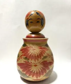 伝統的な花柄の木製こけし人形