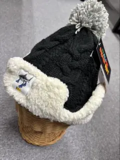 ケーブル編みニット帽 黒と白 ポンポン付き