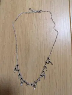 シルバーカラー ネックレス ブラックビーズ 揺れるデザイン アクセサリー