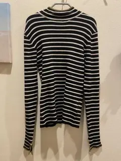 黒白のストライプ 黄色ステッチハイネックニットNiko and...