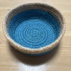 青色とベージュの円形バスケット