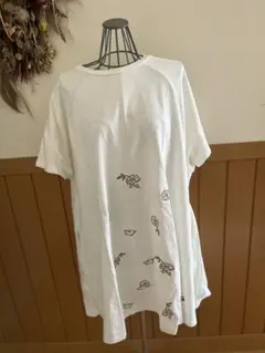 ドラッグストアーズ　F 花柄刺繍 ホワイト Aライン 半袖Tシャツ
