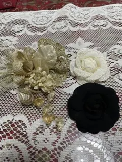 ゴールド花モチーフコサージュ&新品BLACK 、Whiteブローチセット