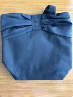 Yves Saint Laurent 黒いトートバッグ