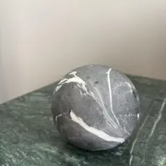 石製グレーとホワイトの球形置物