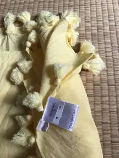黄色い大きな布　黄色　黄色いボンボン付き❗️可愛い。