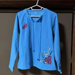 青いフリース長袖シャツ 花刺繍付き