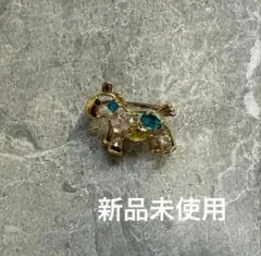 馬のブローチ　揺れる木馬　ロッキングホース　カラフル　キラキラ