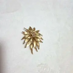 花形ブローチ 金色 クリスタル装飾
