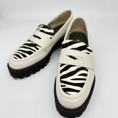 ☆極美品☆ DIANA（ダイアナ）ゼブラ柄 厚底ローファー ホワイト22.5cmのサムネイル